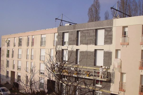 Façade d'immeuble après isolation thermique par l'extérieur et application de l'enduit de finition