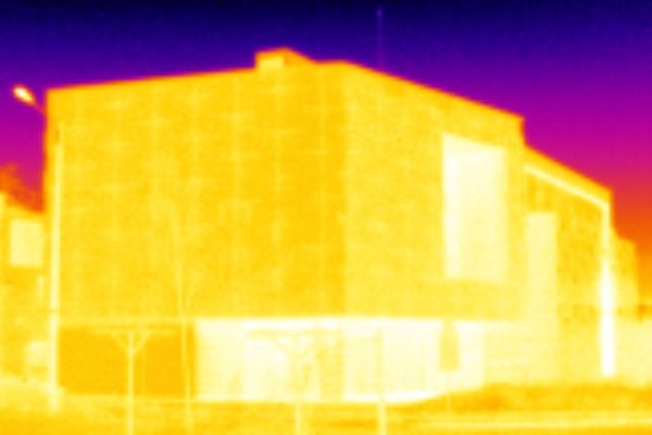 Vue infrarouge nocturne d'un immeuble d'habitation révélant les écarts de température entre les logements