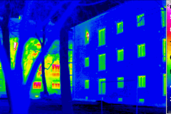 Image thermographique comparant un bâtiment isolé et un bâtiment non isolé, les déperditions de chaleur apparaissant en rouge